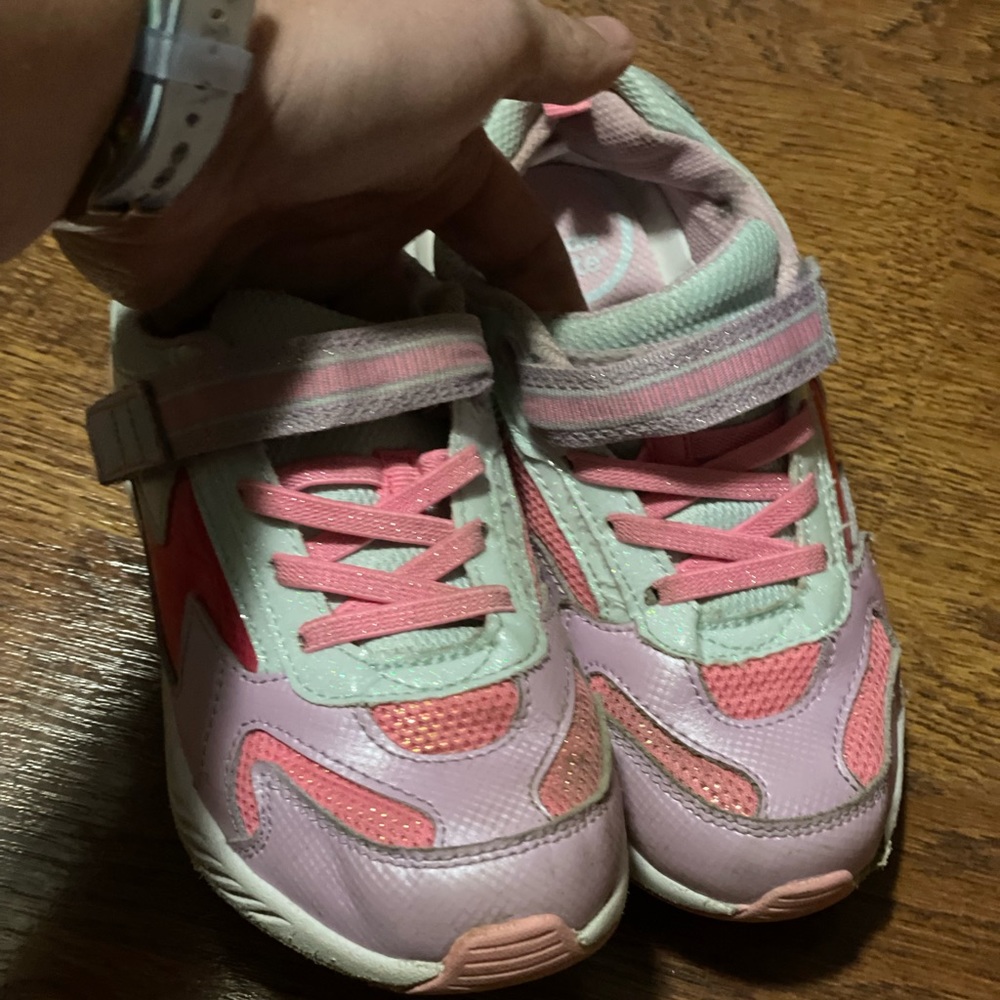 Girls tennis shoes